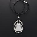 Sautoir en argent et en cuir avec un pendentif scarabée