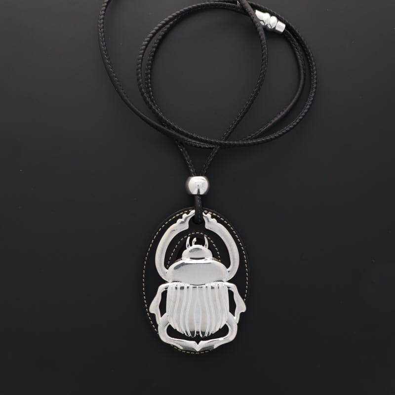 Sautoir en argent et en cuir avec un pendentif scarabée