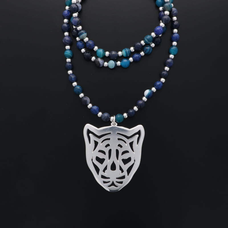 Sautoir de perles en pierre et en argent plaqué, pendentif tigre