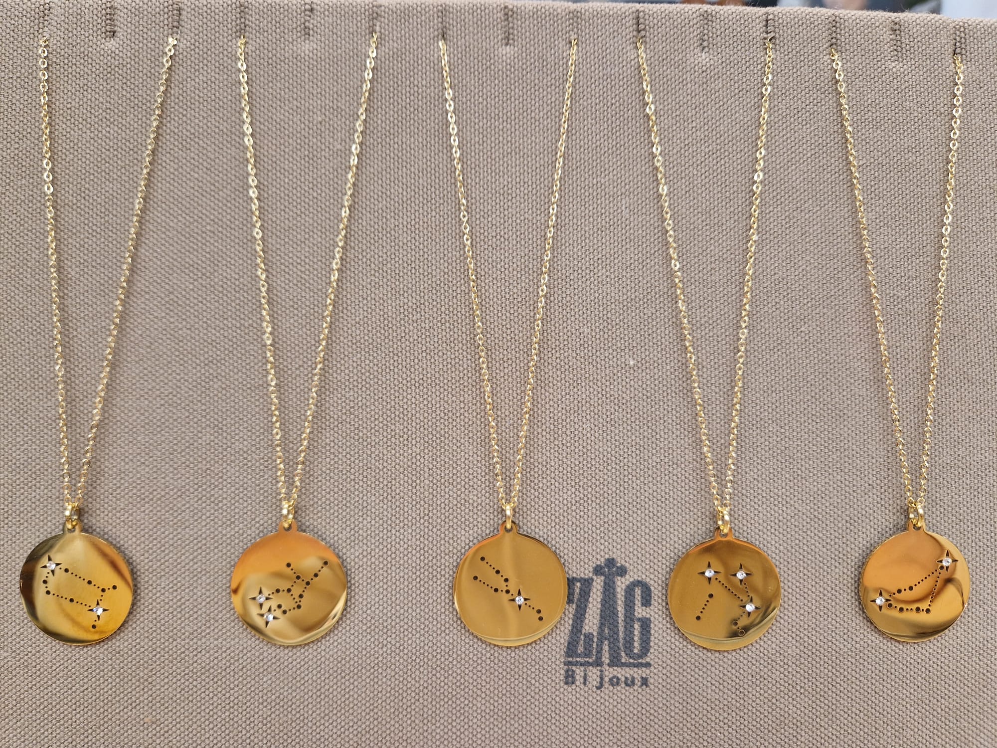 Collier signe astrologique en constellation