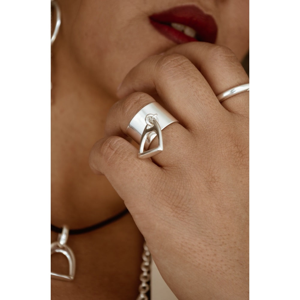 Bague en plaqué argent, design étrier