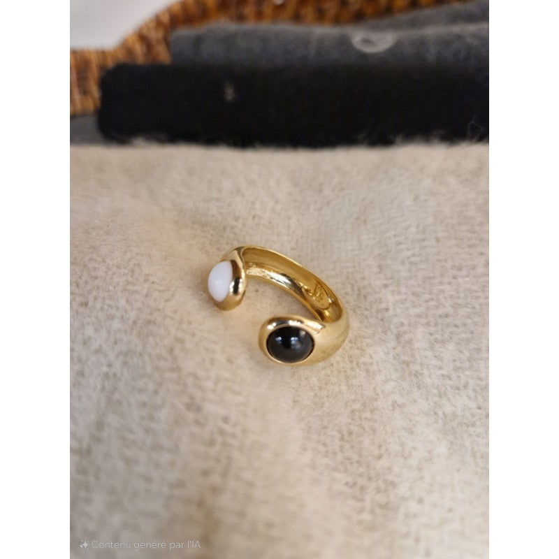 Bague plaquée or en onyx noir et agate blanche
