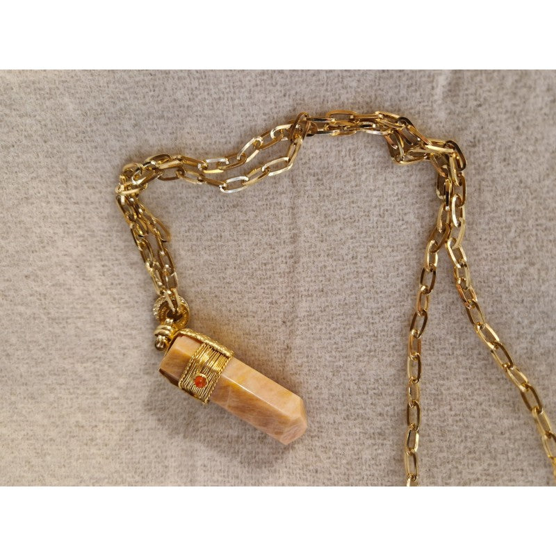 Collier long en calcite rose et chaîne plaquée or